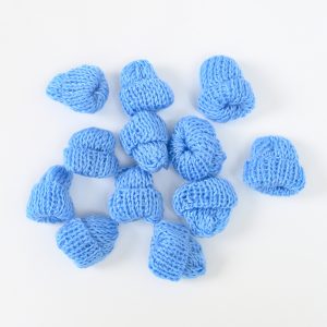 קישוט כובעי צמר מיני 12 יח' כחול